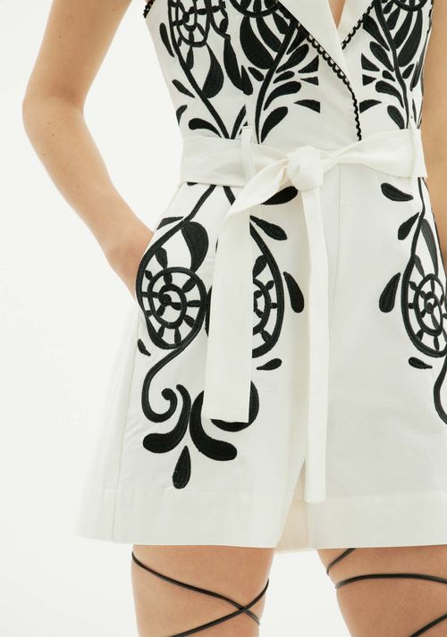Macacão Curto Bordado Branco
