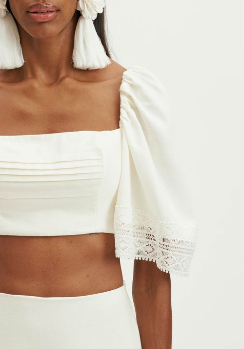 Top Cropped Com Manga Evasê Branco