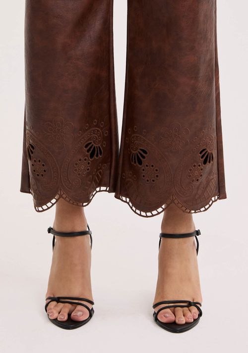 Calça Reta Com Bordado
